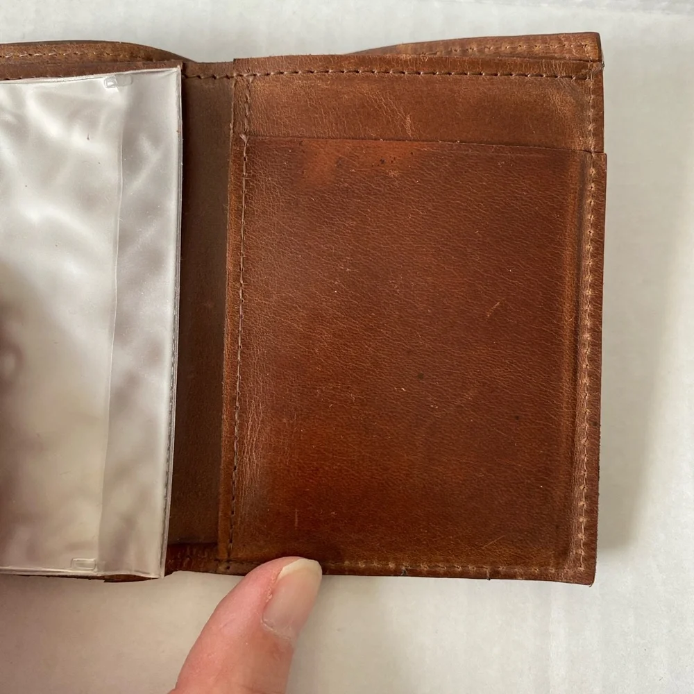 PG SPORT BROWN LEATHER TRIFOLD WALLET